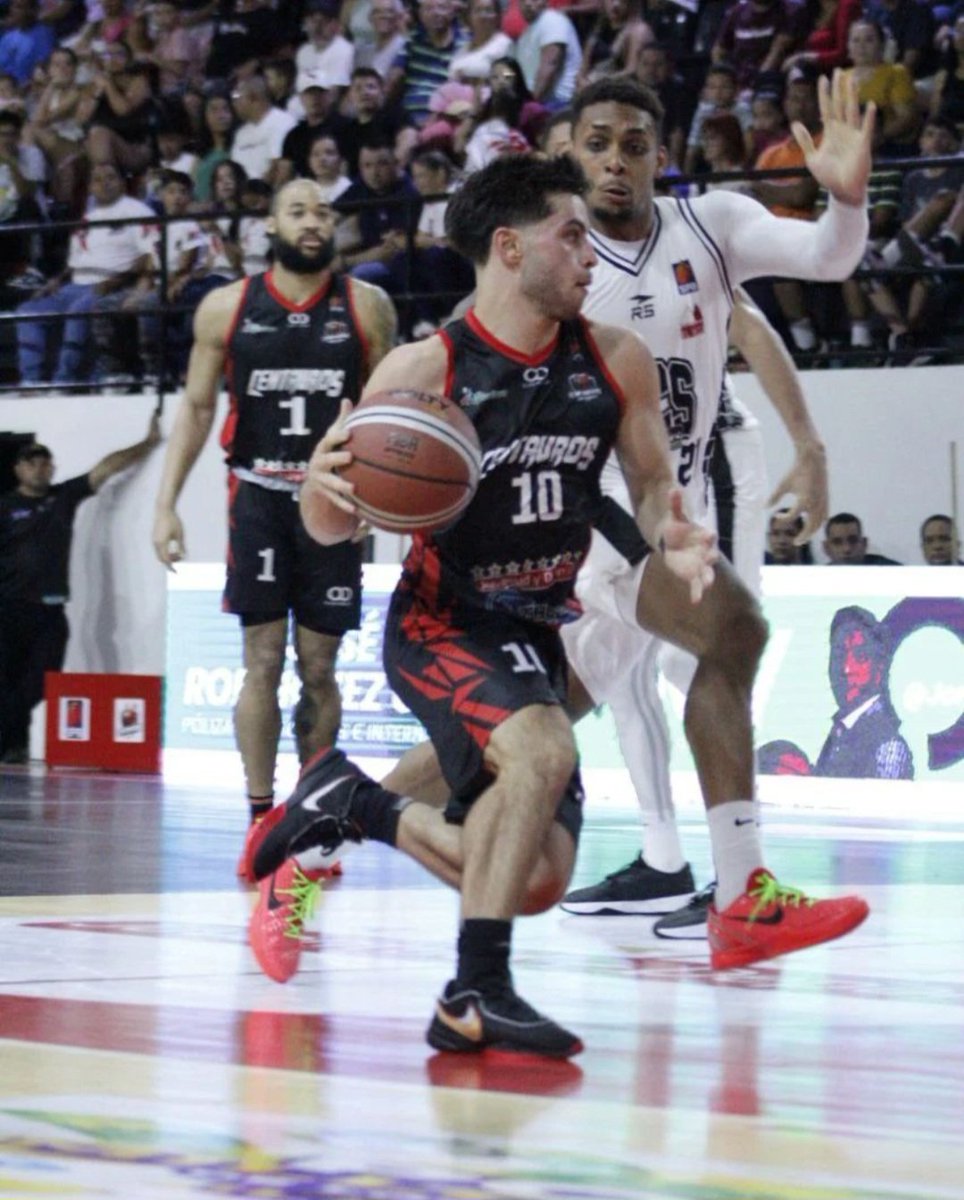 #Uruguayo 🇺🇾 Muy buen debut de Lucas Capalbo con la camiseta de Centauros de Portuguesa aportando 20 pts (3/4 en triples), 2 asist, 1 reb, 1 rec en la derrota frente a @cocodrilosbbc 79 a 78 en la @spbvenoficial de Venezuela