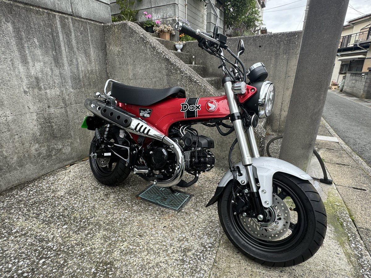 ダックス125納車！
午前中にマグナが引き取られ
午後一番で納車されました。
赤色は今回廃番になるのですが
海岸沿いツーリングが多い私は
バックの青い海が似合う赤色の
一択でした。しかし可愛い〜😍