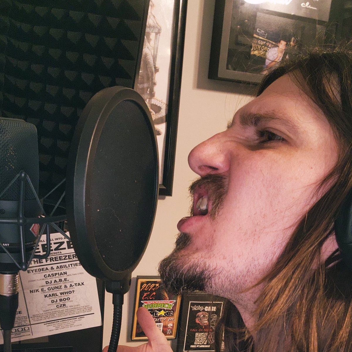 SalvadorKubrick's tweet image. When I record, I use to think I looked epic. But in all reality I just look like a dweeb. 
#rapperproblems