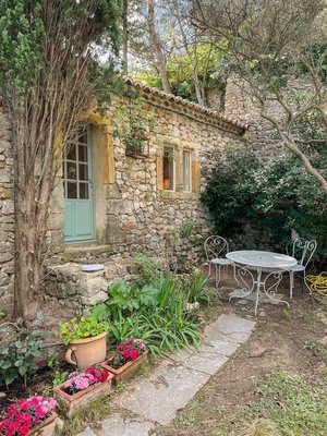 Château St-Victor-la-Coste, outside, quietly