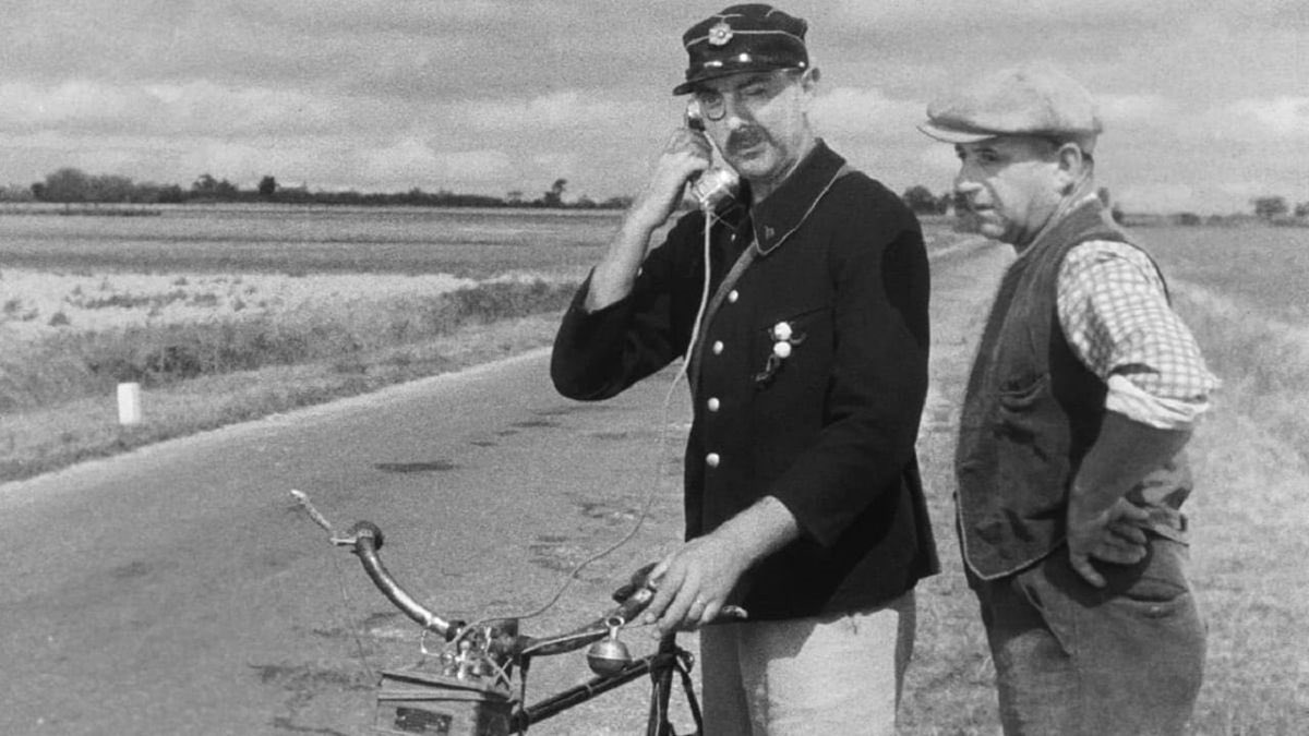 Mai “Jour de fête”, premier long métrage de Jacques Tati où le vélo Peugeot modèle 1911 du facteur François est un acteur à part entière. Il est même crédité au générique 🚲🚲🚲@tbarnaud #DéfiCinéClassique