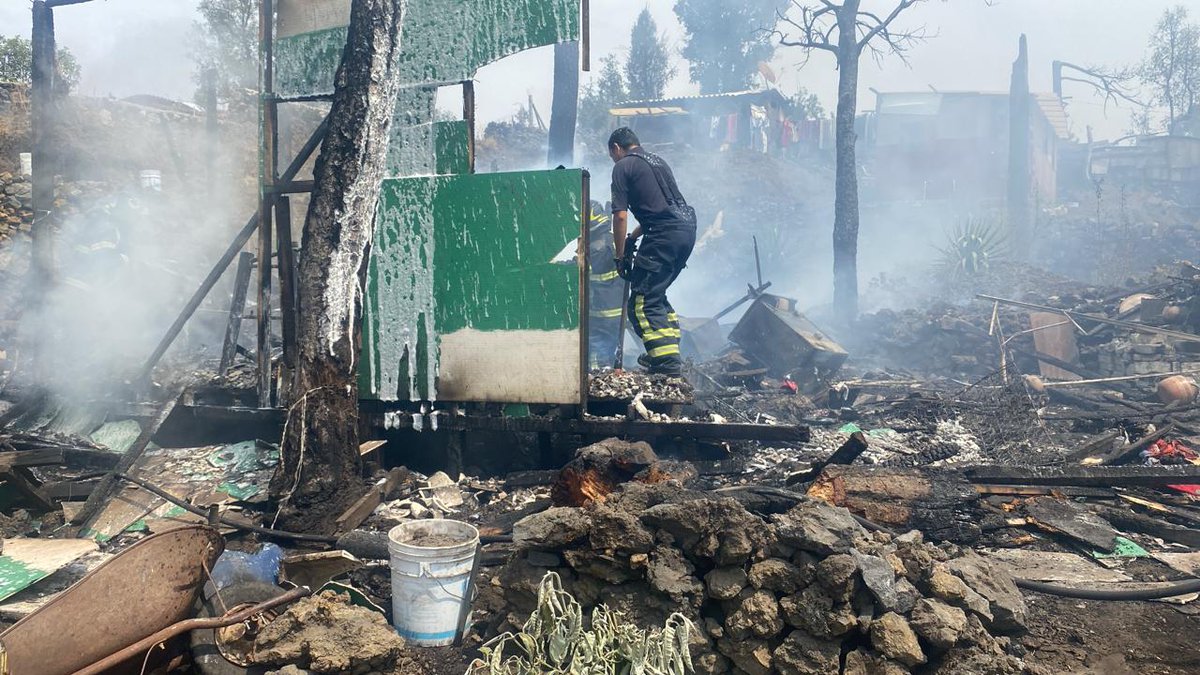 En Cerro del Cofre y Circuito Ajusco, col. San Nicolás, @TlalpanAl, se registró el incendio de dos viviendas de madera. Personal de @Bomberos_CDMX sofocó el fuego, sin reporte de lesionados ni daños mayores. Continúan las labores de remoción de escombros. #TrabajandoJuntos…