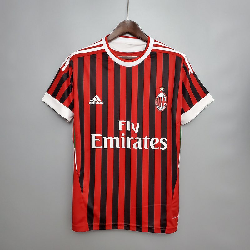 On est entre les maillots 2011-2012 et 2012-2013 en terme de bandes.
Même si ça me fait penser au maillot de l’OGC Nice de cette année (qui est très beau), en l’état, ça me plaît.
C’est sobre, les bandes sont belles, pas de fioriture, juste de l’AC Milan.