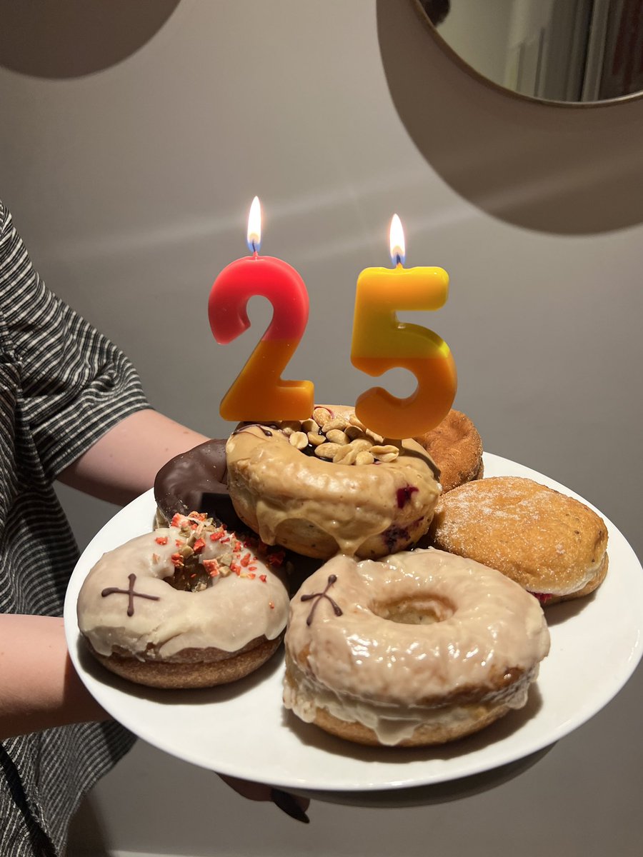 here’s to 25 🎈🤞🏼