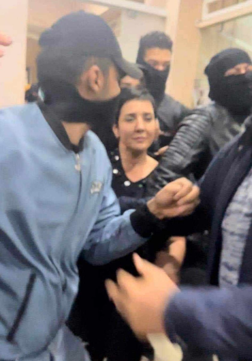 La dignité en une image : des policiers cagoulés qui forcent l'accès à la Maison des avocats à #Tunis pour arrêter l'avocate Sonia Dahmani pour une opinion exprimée sur un plateau TV. Le présentateur et le journaliste Mourad Zeghidi arrêtés aussi #Tunisie #Décret54 #KaisSaied