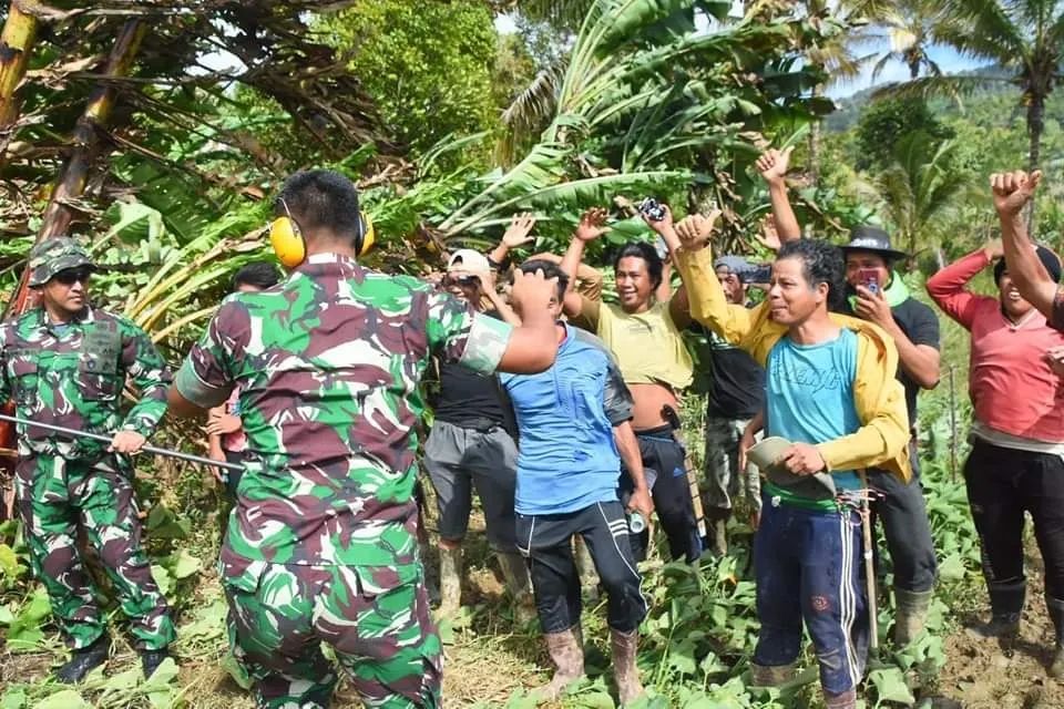 Penanganan Darurat Bencana Alam di Kab. Luwu, Satgas Gabungan Berhasil Menyalurkan Bantuan Logistik di Daerah Terisolir, Desa Poringan yang disebabkan rusaknya akses jalan akibat banjir dan longsor, pada hari Jumat (10/05/2024). #tniprima