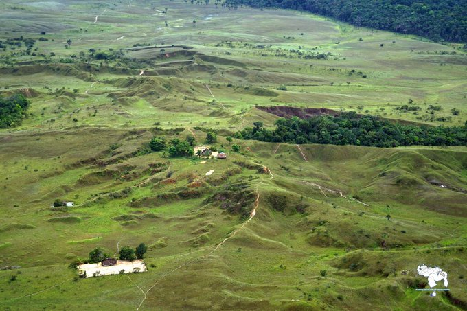 AntroCanal's tweet photo. Los Patamona q habitan las montañas Pacaraima, sur del Esequibo, pueden describirse como Gente de los Cielos. Contemplando el tamaño y la magnificencia de estas montañas, nadie discutiría con esa descripción. #12May #Mimapa https://t.co/LZtCpTAuf3