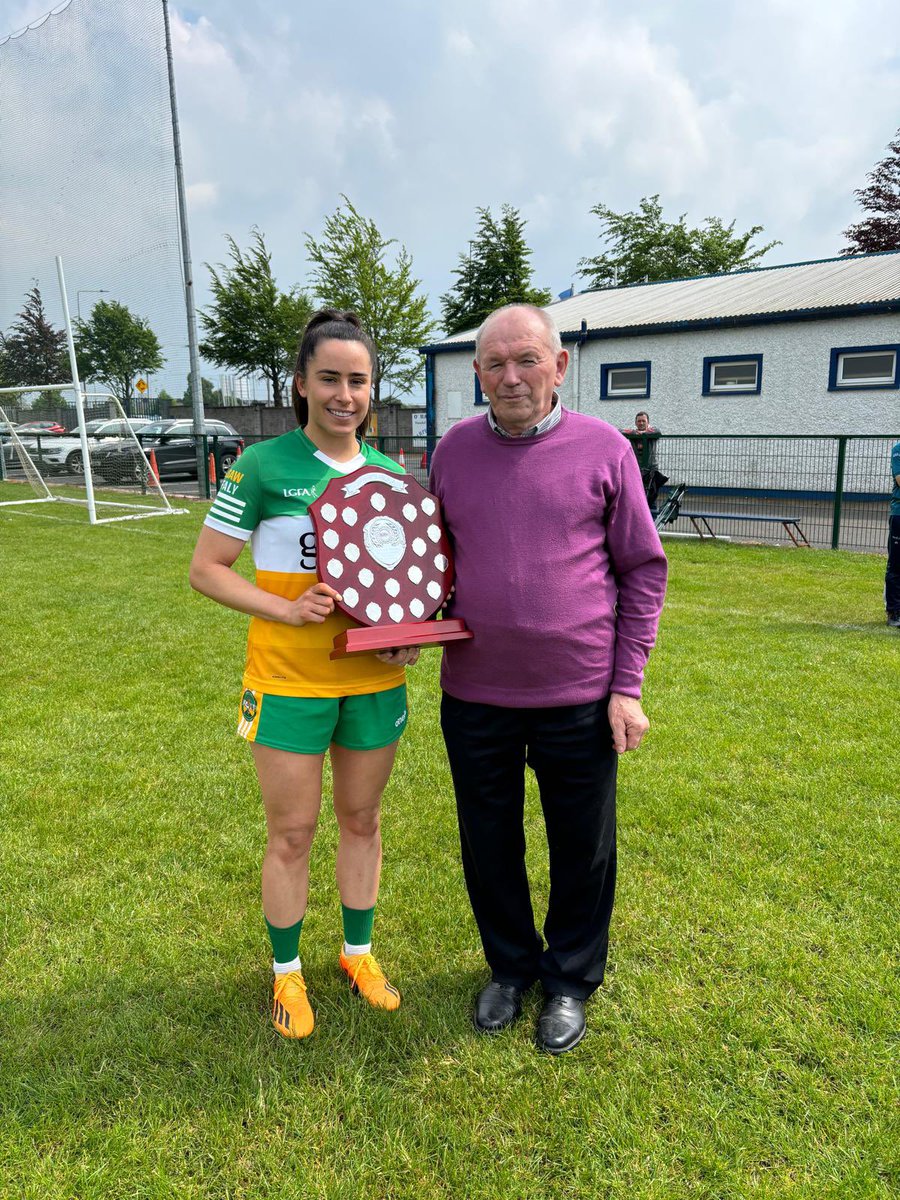 Well done to @OffalyLGFA for winning the Kathleen Mullins Memorial tournament today. Thanks to @TippLadiesFB , @LaoisLadies and Carlow for putting on such entertaining games. Fran Mullins is seen here presenting the trophy to the winning captain. @LeinsterLGFA