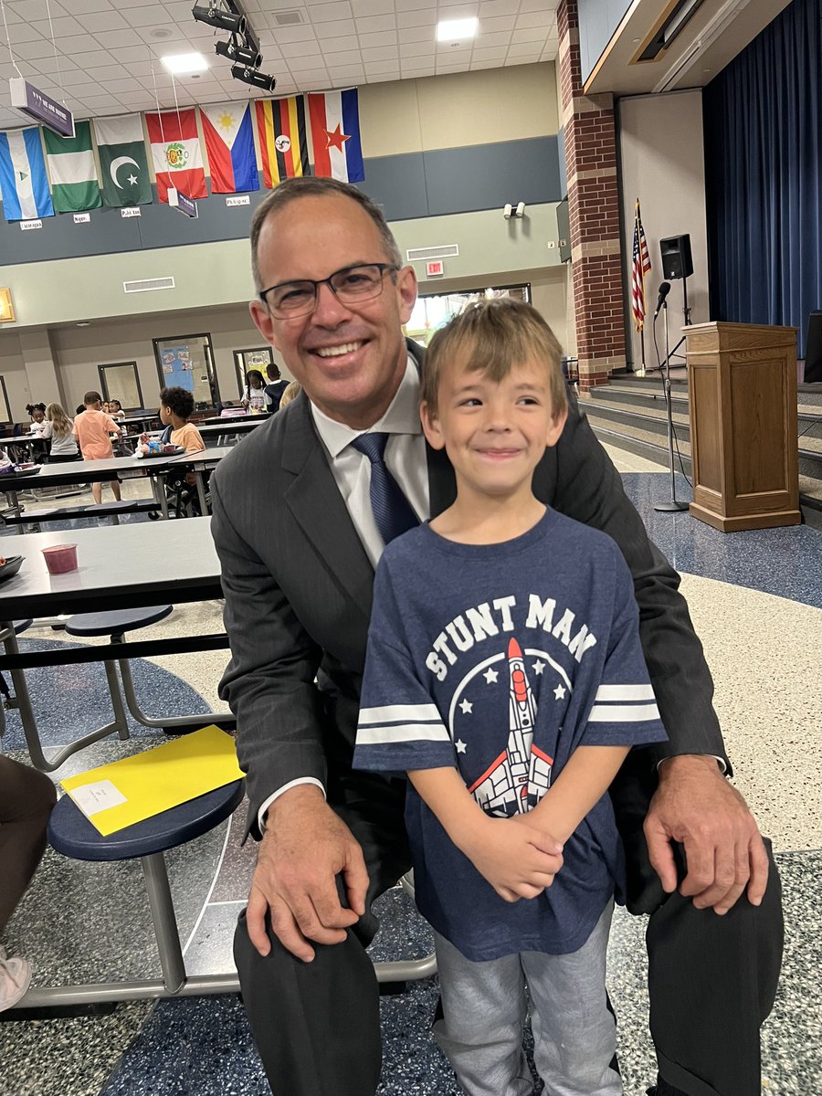 My little Kindergarten friend/lunch buddy finally got to meet Dr. Butts. @WayneTwpSuper @BPEKnights He’s been asking to meet him.