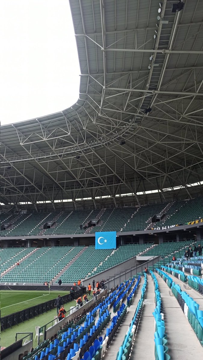 Kocaelispor Stadyum’da Doğu Türkistan bayrağı açıldı. ⁦@Kocaelispor⁩ taraftarlarına teşekkür ederiz.