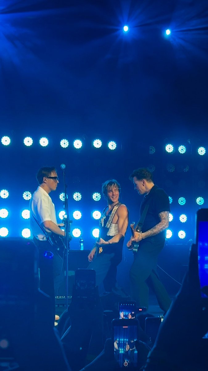lawmelo's tweet photo. enfimmmm, ignorando meu surto de fã iludida, esse foi definitivamente o melhor show que já fui, e o melhor show DELES que eu já fui (inclusive melhor que o de sp dessa mesma turnê - eu fui eu tava). @mcflymusic te amo e vocês são a melhor banda do mundo todo ❤️ https://t.co/LN3QAJhVwM