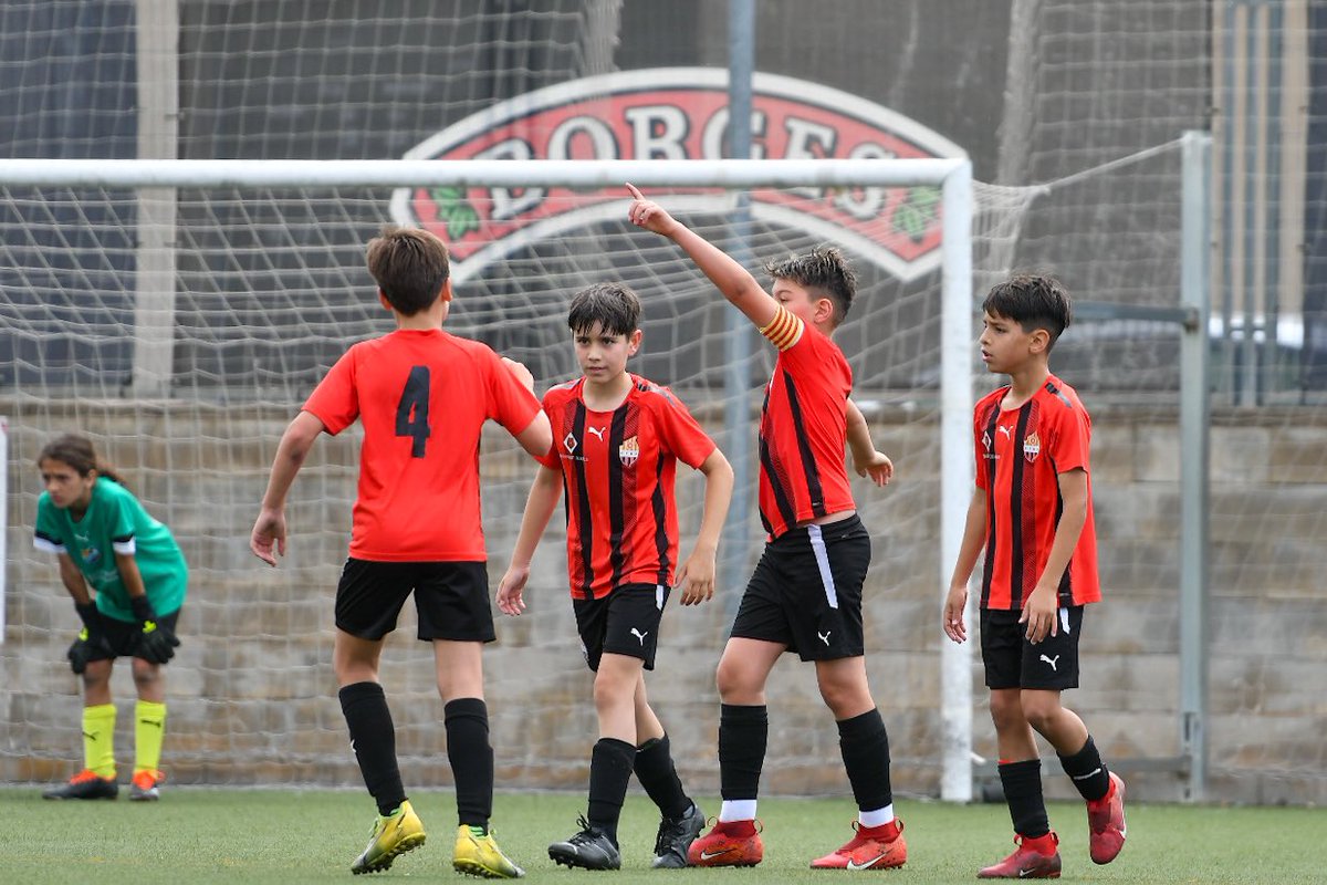 Imatges de la victòria de l’AlevíC davant la Rapitenca d’aquest matí a l’Annex a l’Estadi. #ffutbolbasereus