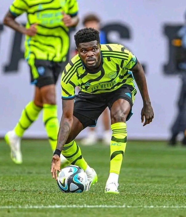Again,
Thomas Partey was in Partnership with Declan Rice and Martin Ørdegard in the midfield

Today he wasn't so sharp as expected but he tried pushing forward by passing accurate passes short and long though he seemed slippery sometimes

He abit lost possession but he had a…