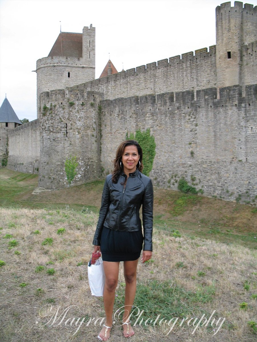 Moi, dans La Cité de Carcassonne. A real medieval fortress dating back to the Gallo-Roman period. 👑