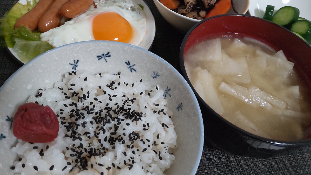 鉄フライパンで焼くシャウエッセンと目玉焼きの輝きに朝から感動しながら朝ごはんをいただきます

食欲もりもりっ！

#おうちごはん𓎩𓌉𓇋 
#朝ごはん #男子ごはん