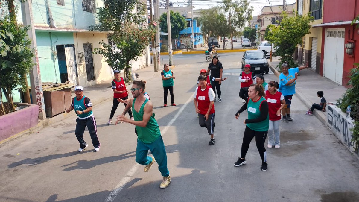 Encendimos el #SemáforoDeportivo🚦de la @FAHHdeporte en la Calle Macorina. Col. Benito Juarez, Nezahualcóyotl Edo. De México. Con una #ActivaciónRítmica en Celebración del #DíaDeLasMadres #10DeMayo con el apoyo del los Profesores Oscar Alvarez y @CharlyRubick57 ...(1/3)