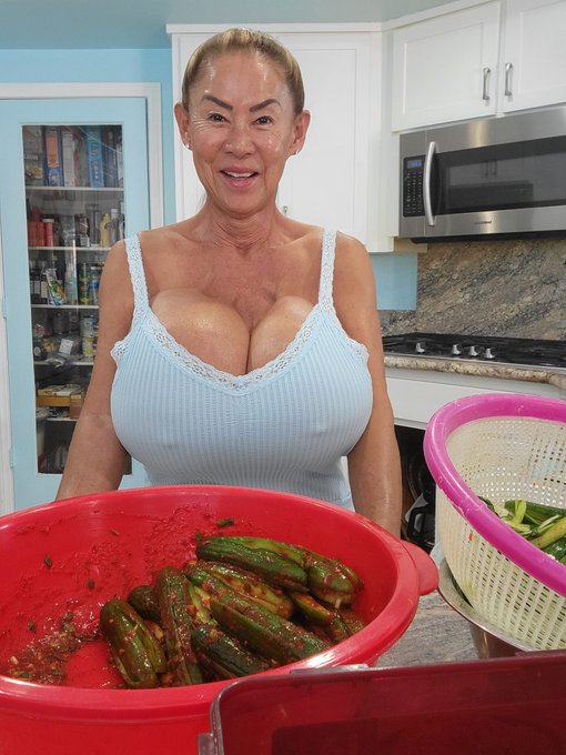 I love cucumber. So juicy and sweet. So I make cucumber kimchee for summer time. Happy mother's day.
