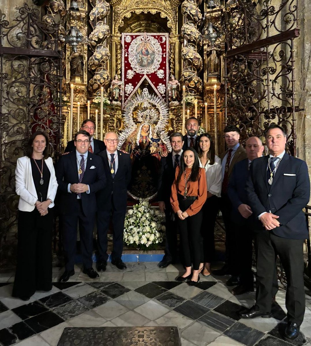 🔵 #ActualidadPastoreña | Nuestra hermandad, encabezada por el hermano mayor, @mspolidoro72, realizó este pasado sábado 11 de mayo una ofrenda floral a @MdDiosRosario en su besamano, reforzando así los estrechos lazos fraternales entre ambas corporaciones #GloriasSevilla24