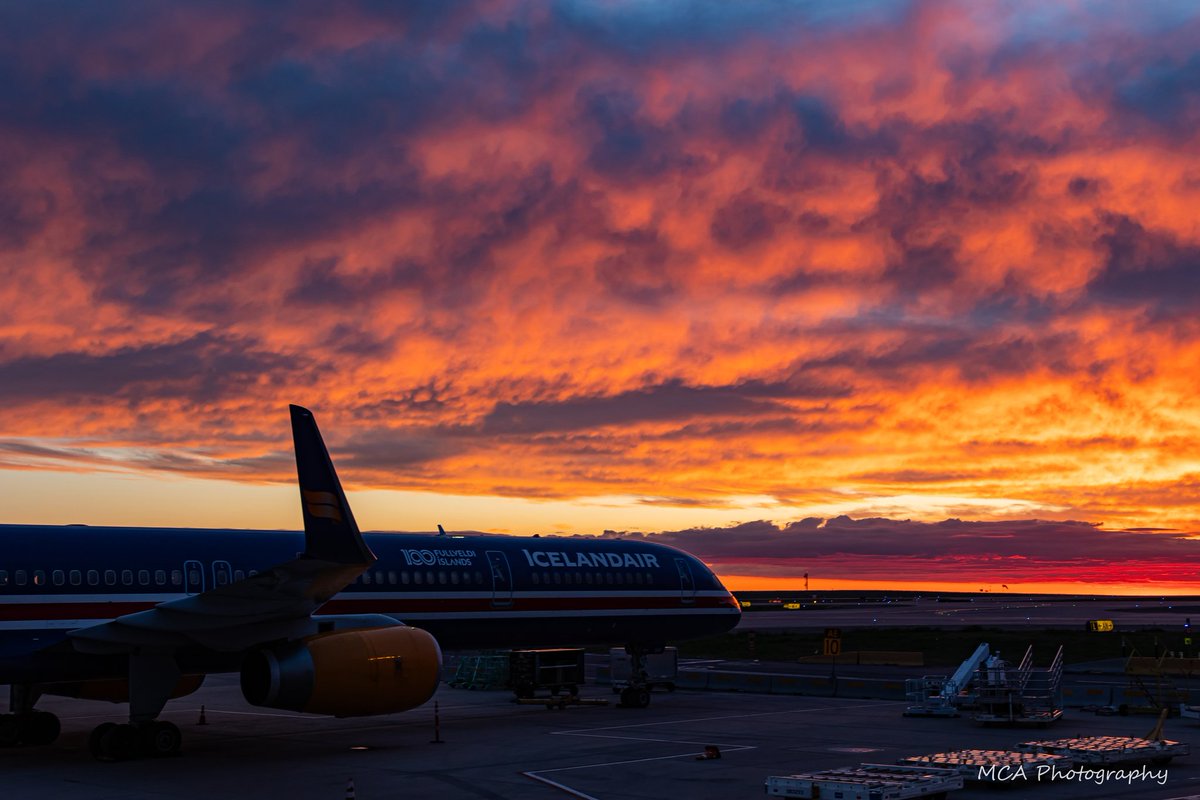 A #stunner of a #sunrise with a stunner of an airplane #SunriseSunday

@Icelandair 
@DENAirport