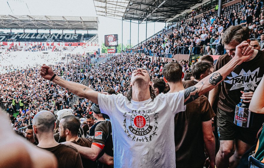 ¡La Bandera Pirata volverá a volar en la Bundesliga! St Pauli está de regreso en Primera dispuesto a acabar con el Fascismo y dar sabor a la grada. La crónica: tinyurl.com/dr383su