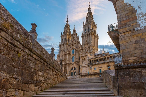 21/4/1211 En Galicia, el arzobispo Pedro Muñiz consagra la catedral de Santiago de Compostela construida sobre la antigua basílica que honraba la aparición de los restos del apóstol Jacobo.