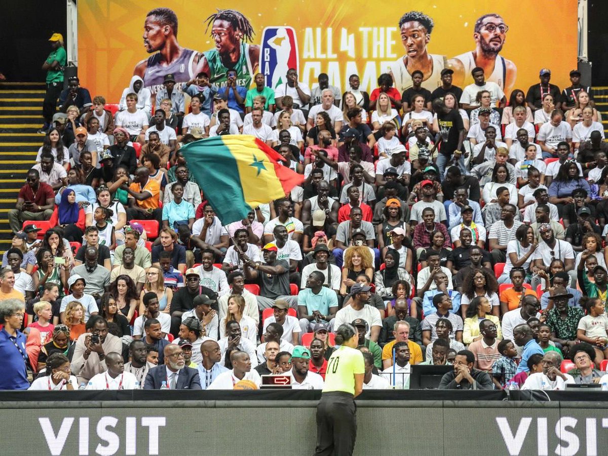 Le Président @PR_Diomaye et son homologue @PaulKagame ont assisté à la dernière journée de la #BAL4 au Dakar Arena. La présence du Chef d’Etat rwandais à ce match opposant L'AS Douanes et l'équipe rwandaise marque ainsi la dernière étape de sa visite à Dakar.