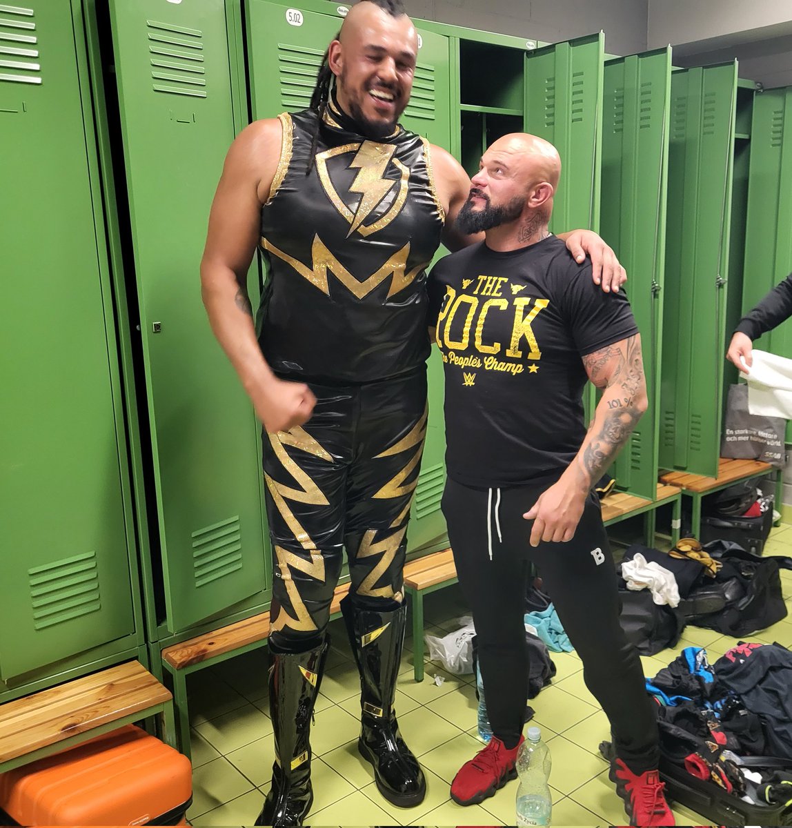 Oh look..., we both are almost 7 feet tall. 😅😁 @DabbaKatoWWE 🤝🏻😎