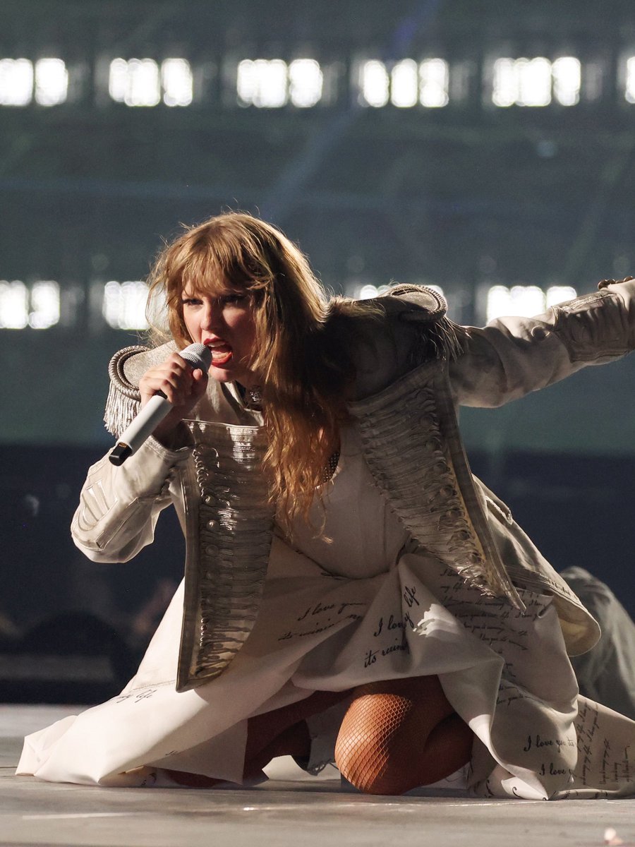4k_taylorr's tweet photo. #ParisTSTheErasTour https://t.co/Z2jXNgyUSb