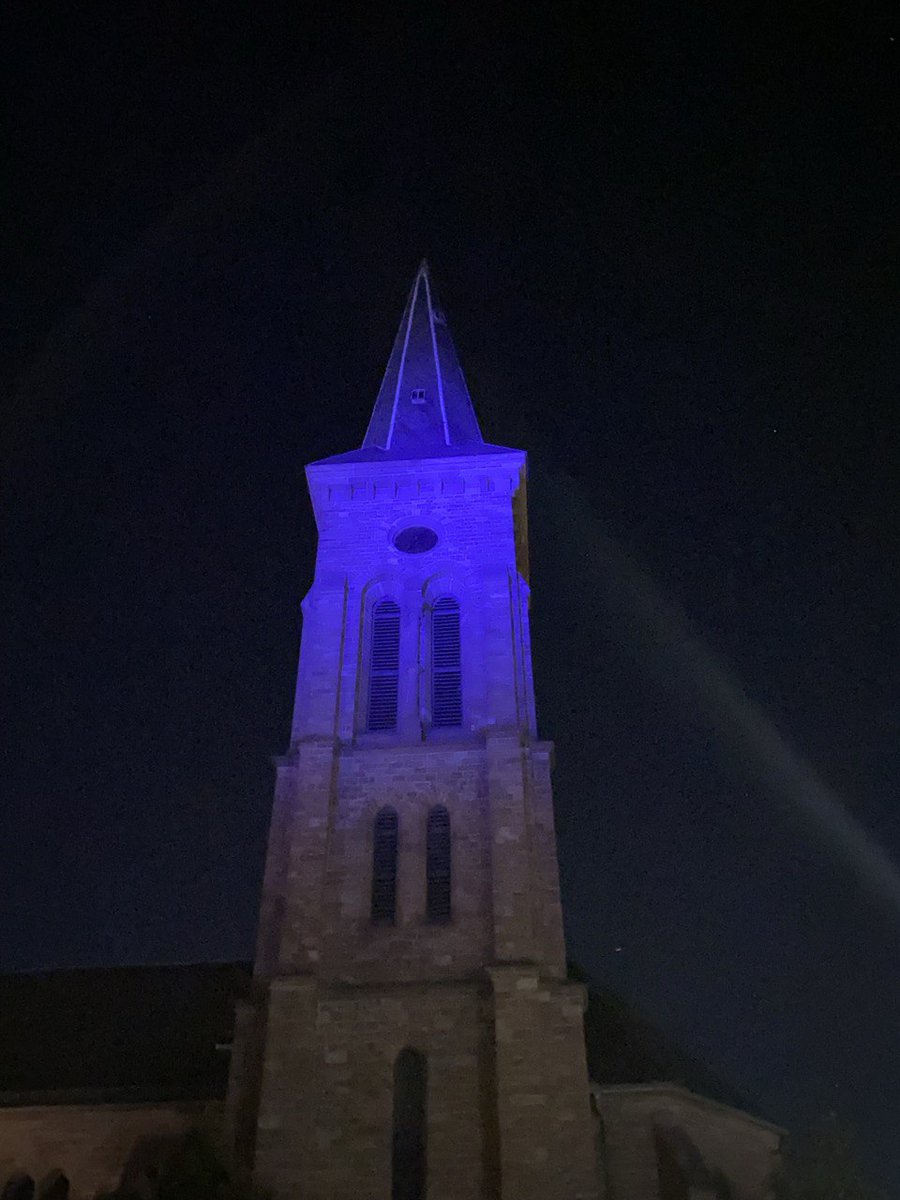 Das Blaue Licht erleuchtet sogar die Kirche! Heute sind wir sichtbar 💙

#LightUpTheNight4ME