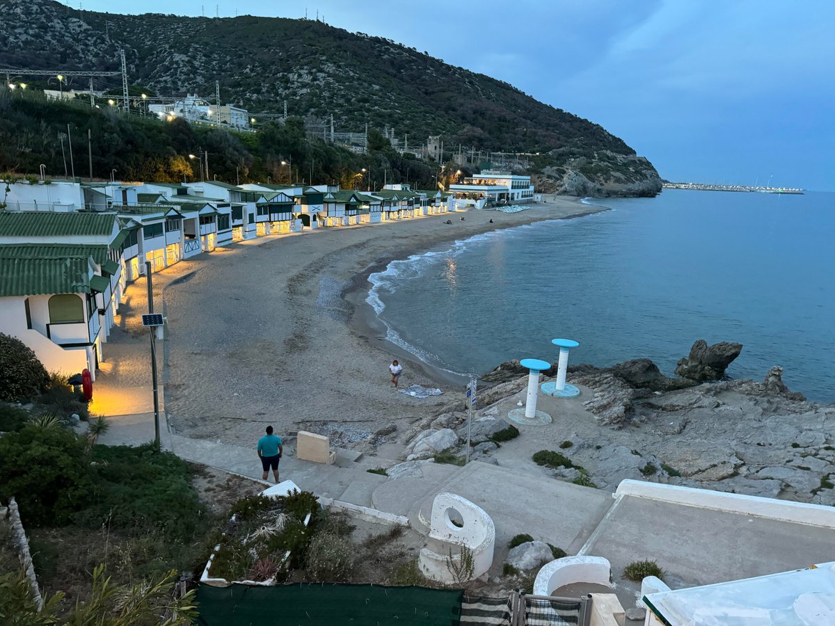 Cada vez estoy más preocupado 📷 por mi 📷“noviajofobia” 📷 .....  cada día me doy cuenta de que tengo mucho más por conocer que conocido. 
Hoy he estado en un sitio espectacular, "Les Casetes de Garraf", … pagaría lo que sea por pasar una semanita en una de estas casetes.