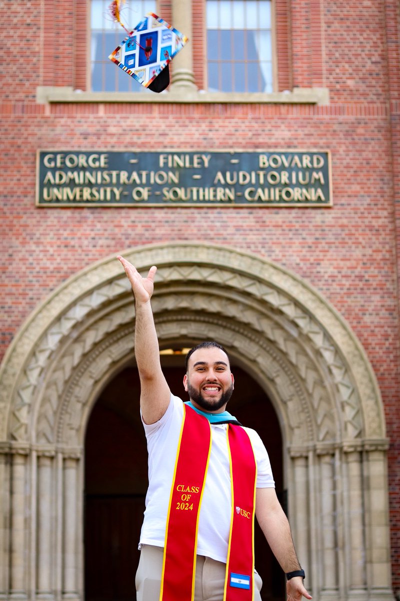 _alllexis's tweet photo. fun fact, just graduated with my M.Ed in Educational Counseling ❤️💛✌🏻always representing my community everywhere I go 🙂‍↕️☝🏼 it’s not over just yet for me 🍾💐

#LatinoswithMasters #Classof2024 #USC https://t.co/uZUTMPS2UR
