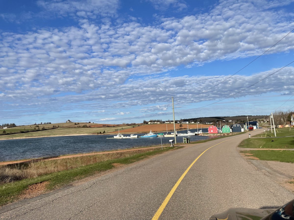 KellzToDaLee's tweet photo. @BossCarline @BadBobinette C’est pas laid le Canada 😭 le vibe est différent c’est tout 😂 

Les maritimes c’est magnifique! https://t.co/g9QlXcDIMv
