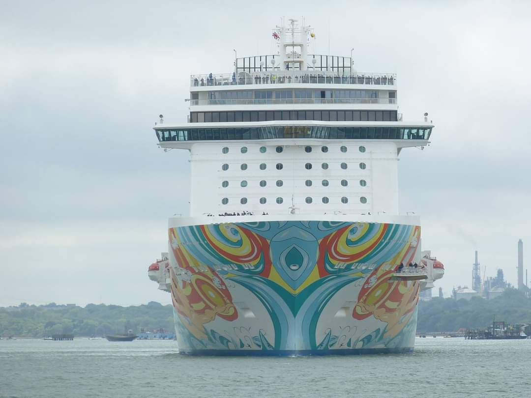 nauticallyspeak's tweet photo. #OnThisDay - 12th May 2017 and we witnessed the arrival into Southampton of @CruiseNorwegian beautiful #NorwegianGetaway 🚢⚓

#ncl #norwegiangetaway #breakawayclass #southampton #may2017 #hullart #modern #cruiseship #nauticallyspeaking https://t.co/UjRLzRnSnG