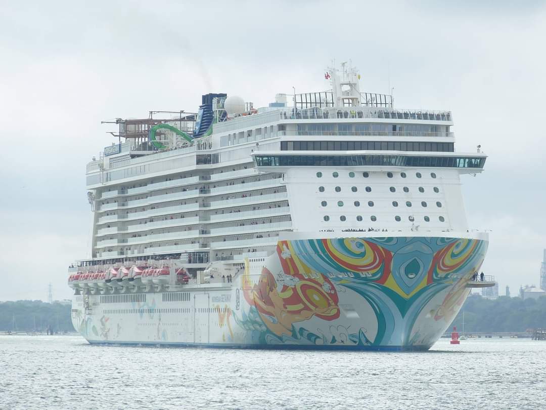 nauticallyspeak's tweet photo. #OnThisDay - 12th May 2017 and we witnessed the arrival into Southampton of @CruiseNorwegian beautiful #NorwegianGetaway 🚢⚓

#ncl #norwegiangetaway #breakawayclass #southampton #may2017 #hullart #modern #cruiseship #nauticallyspeaking https://t.co/UjRLzRnSnG