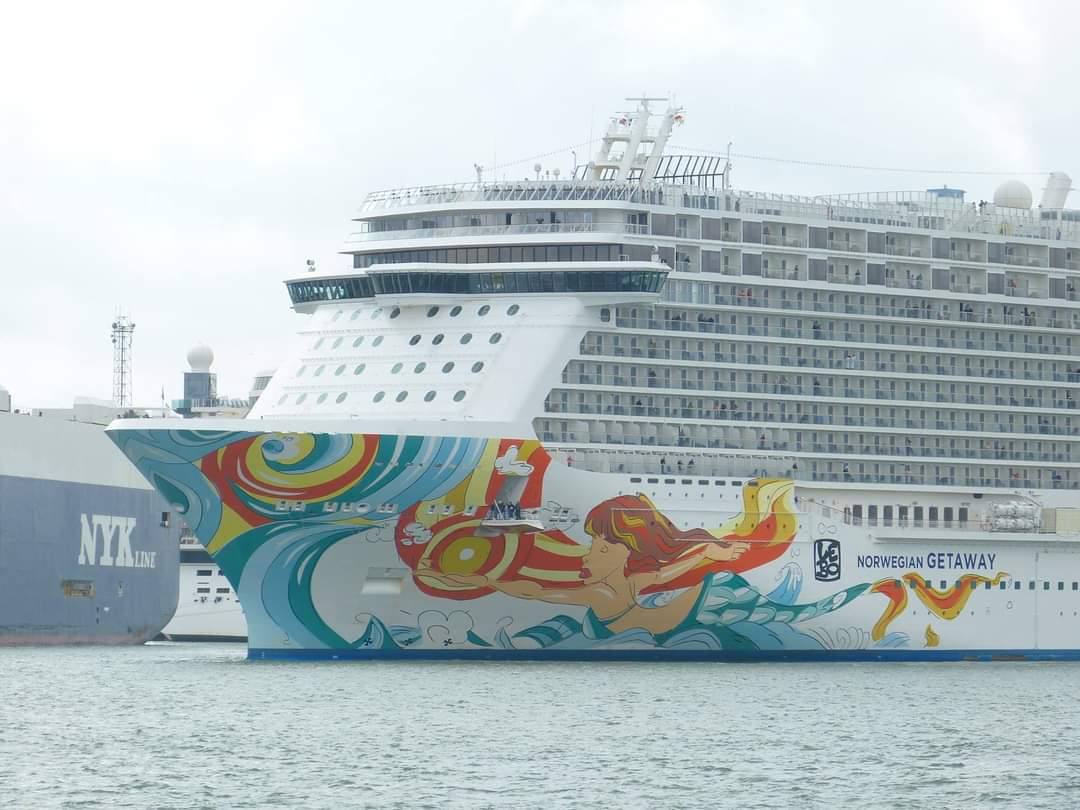 nauticallyspeak's tweet photo. #OnThisDay - 12th May 2017 and we witnessed the arrival into Southampton of @CruiseNorwegian beautiful #NorwegianGetaway 🚢⚓

#ncl #norwegiangetaway #breakawayclass #southampton #may2017 #hullart #modern #cruiseship #nauticallyspeaking https://t.co/UjRLzRnSnG