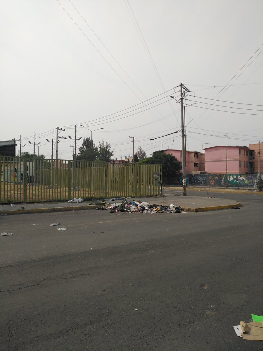 ACOGERA's tweet photo. @Alc_Iztapalapa cada miércoles es lo mismo, adicional el parque que remodelaron después del temblor de 2017, al día de hoy sigue cerrado, solo sirve de basurero y baño de los tianguistas a ver si ahora que viene las #eleciones2024 ponen solución!! https://t.co/FWHIIzIUtl