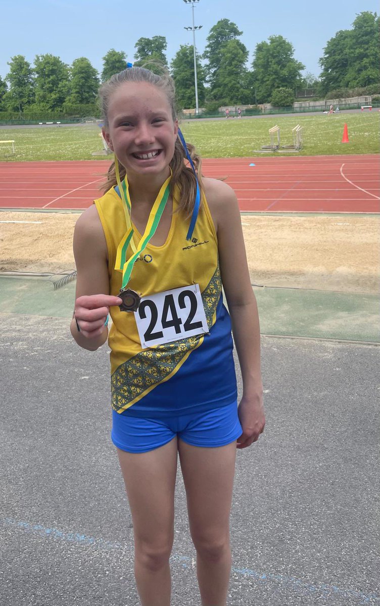 Congratulations to Ciara who ran a 1500m PB this weekend at the Club County Champs & earned herself a 🥉 in the process! Inching closer to sub 5mins 💪🏻#TisTheSeason #MaristAthletics @Bracknell_AC