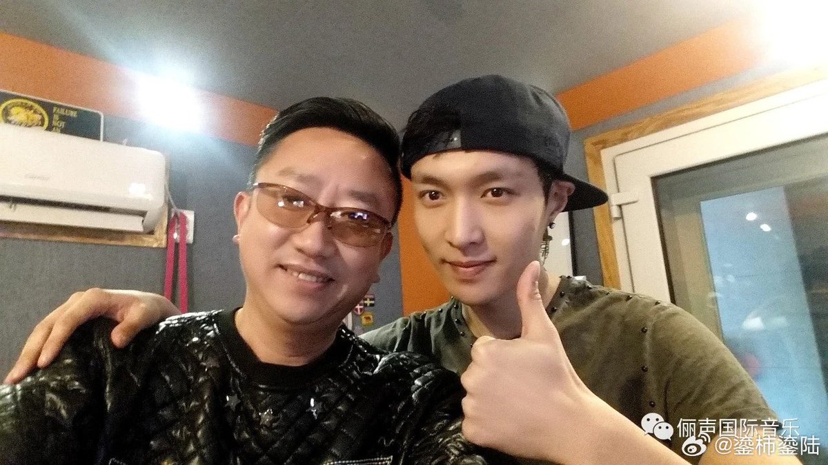 240512 @layzhang 

The old photo of the producer of “Mountains and Rivers Unfold” with Yixing💜