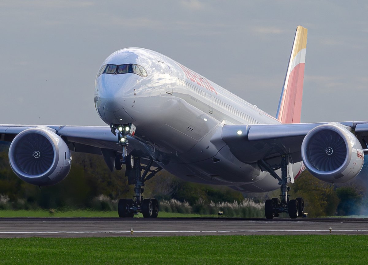 El majestuoso y silencioso A350-900 de @Iberia aterrizando en el Aeropuerto Internacional Ministro Pistarini ( EZE ✈️🇦🇷 ) #SpotterDayEzeiza 📸11/05/24 @Airbus #A350 #Aviation #aviationlovers #nikonphotography @PatoAviador @fjlopezm11
