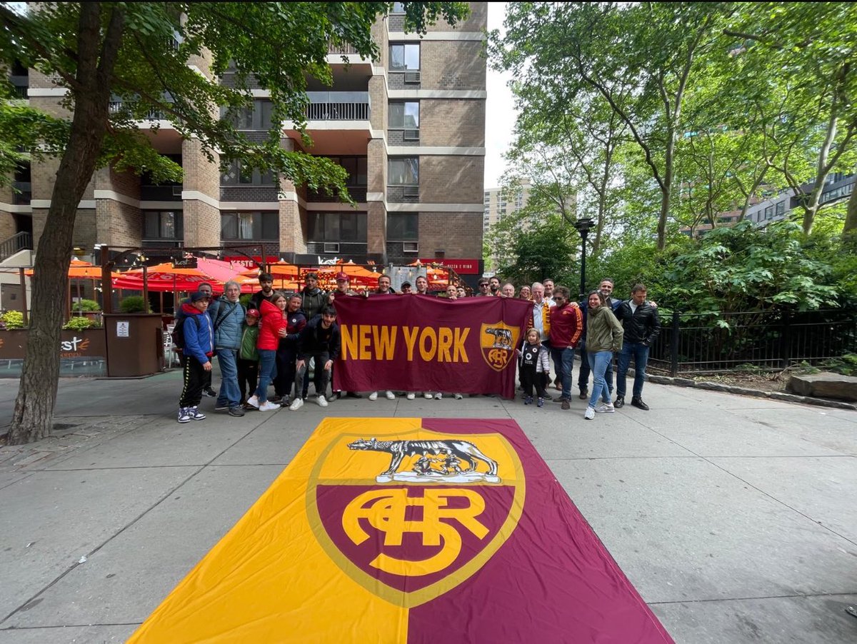 “Fiore d’erbaccia, nun ponno vive in maja giallorossa, quelli che c’hanno er core sottotraccia”. • #ROMA #NEWYORK #ASROMA #ASR #NEWYORKGIALLOROSSA #ATALANTAROMA