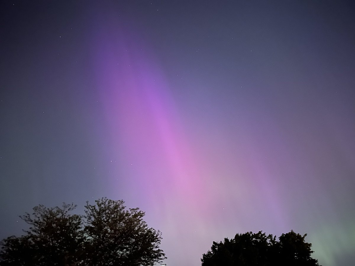 BigRitch95's tweet photo. Still can’t believe I got to see the northern lights in my back yard the other night https://t.co/IS9xwc81vD