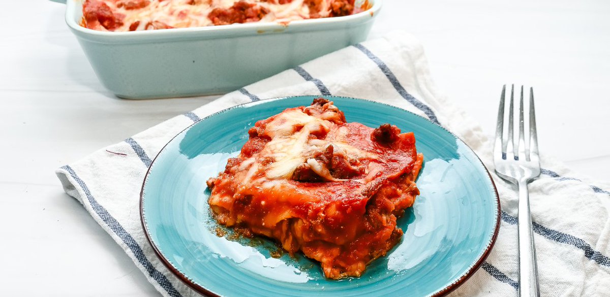 How to make a Microwave Meat Sauce Lasagna justmicrowaveit.com/how-to-make-a-… #microwavefood #easyrecipes #microwaverecipes