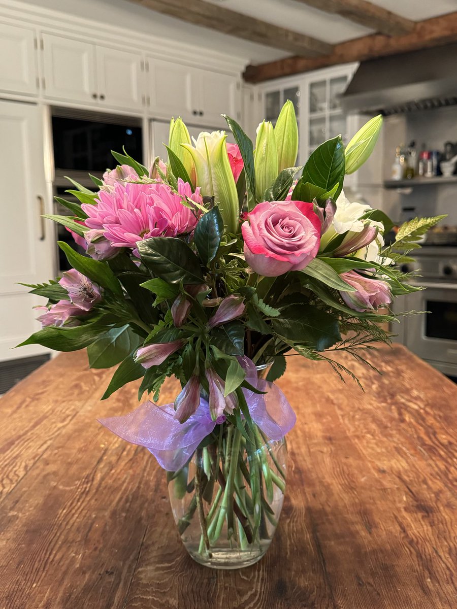 These beautiful floofs just arrived for Mom. Hubro sent them. I helped by barking to tell her they were here. She says they make the house pretty and her heart happy. ❤️💐