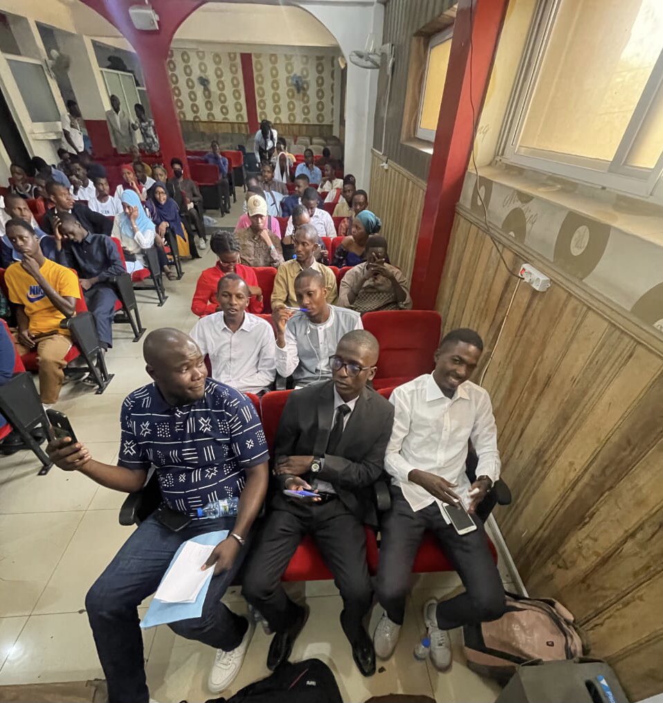Quel plaisir de voir ce chaleureux public au sein des murs de HECM Dakar lors de la première journée du concours d'éloquence #Débattons2024 en hommage à notre regretté confrère Elhadj Abdoulaye Sow.

#AEESGS_2024
#PRIXELHADJABDOULAYESOW