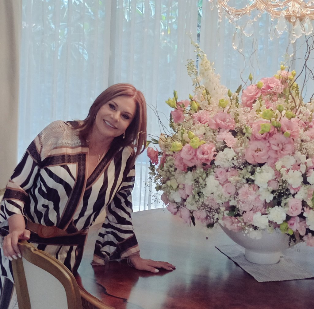 Muy feliz con las hermosas flores que me enviaron mis hijos, Omar y Adrián, por el día de mi cumpleaños. 🙏🌹