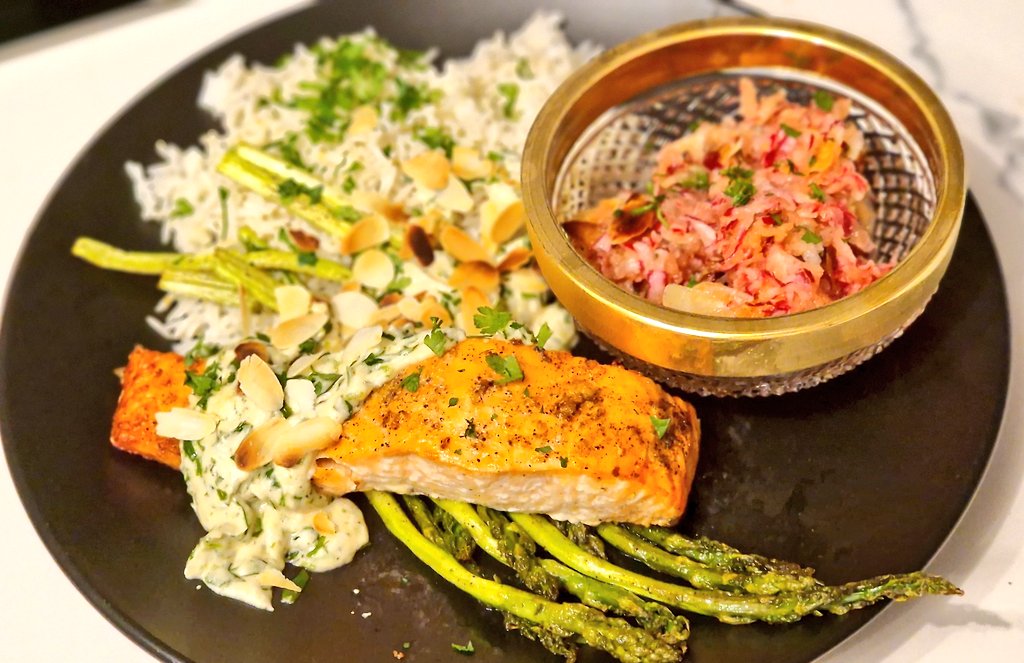 Kiwawas Kitchen

🐟 Oven baked Salmon filet with fluffy rice and asparagus, topped with a freshly chopped estragon creme sauce 
🥗 Juicy apple and radish salad 
🤌All topped with roasted almonds and parsley 

This was a lot of work to make with the grating of the salad and…