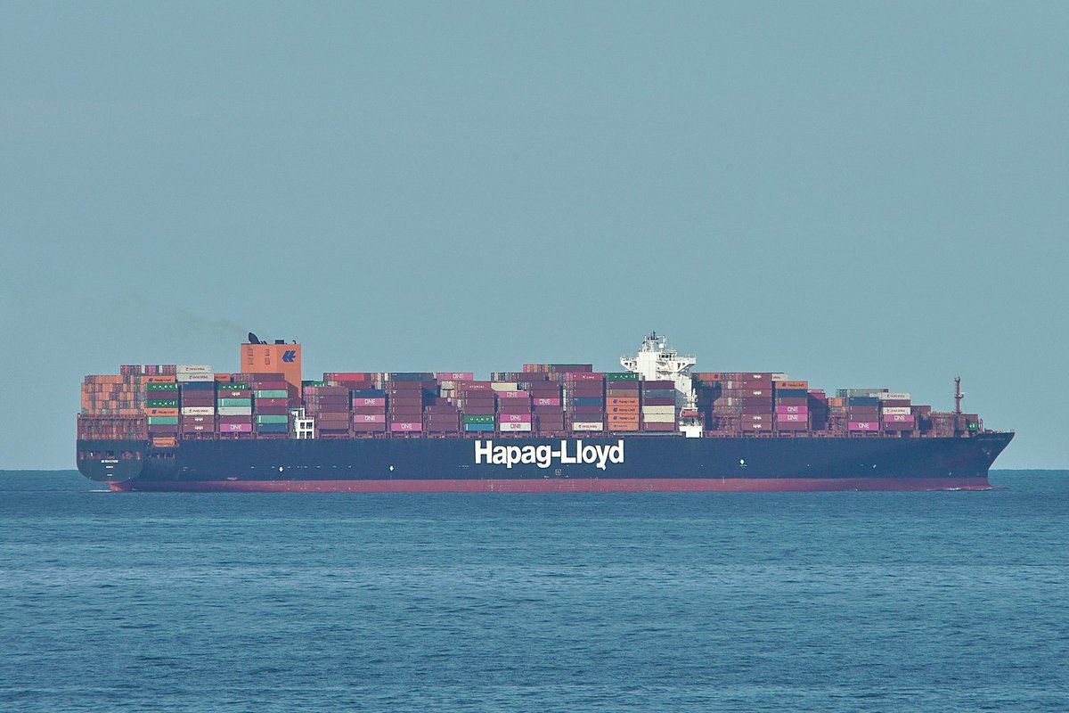 At 365 meters the #HapagLloyd A13-class #ContainerShip AIN SNAN EXPRESS, IMO:9525869 en route to Charleston, South Carolina @SCPorts flying the flag of Liberia 🇱🇷. #ShipsInPics #AinSnanExpress