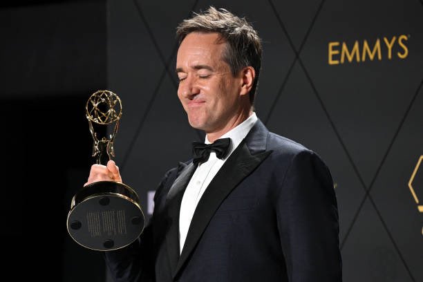 no photos of him holding the bafta so here’s one of him holding his emmy with his eyes closed ❤️