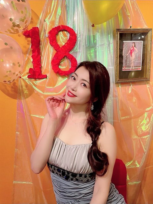 ㊗️18周年を迎えました🎉 2006.5.13白石さゆりでデビューし、3年後に北条麻妃に改名しました♪ 私を見つけてくれて 応援してくれて DVD.写真集.雑誌等買ってくれて 会いに来てくれてありがとうございます♡ 19年目も宜しくお願いします  昨日の古民家撮影会