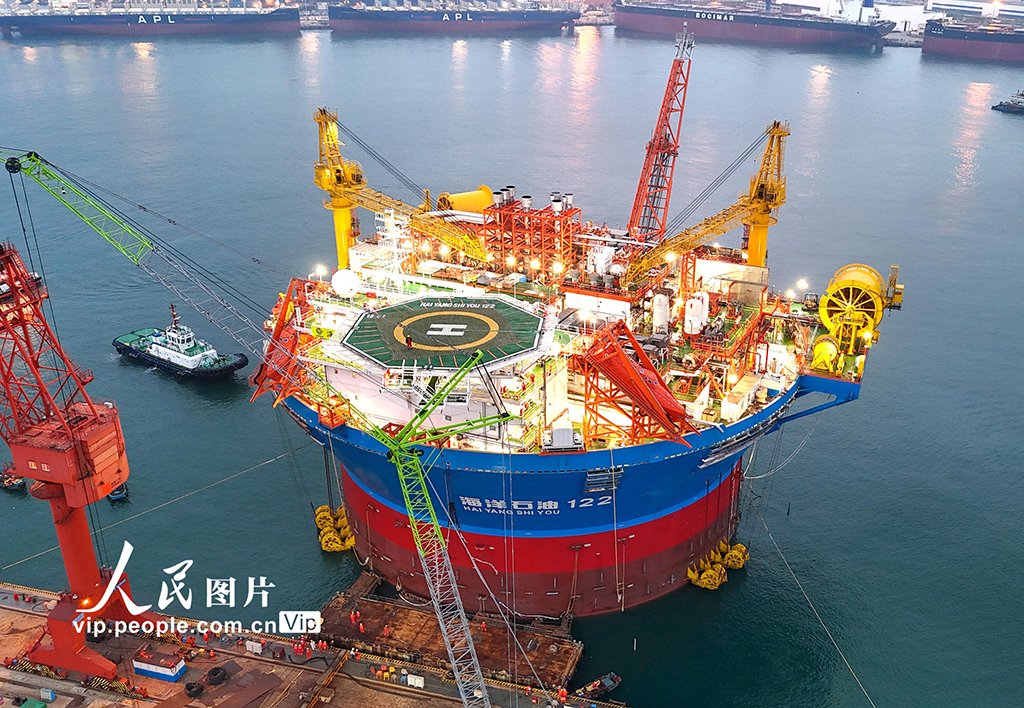 The China-built Asia's 1st cylindrical floating, production, storage, and offloading facility (#FPSO) Sunday left for S China's Pearl River basin to serve at a deepwater oilfield. It has a max oil storage capacity of 60,000 t and can operate for 15 years at sea without docking.